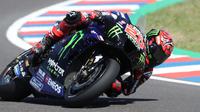 Pembalap Yamaha Factory, Fabio Quartararo, gagal meraih podium juara di MotoGP Argentina, Senin (4/4/2022) dini hari WIB. Dalam balapan di Sirkuit Termas de Rio Hondo itu, Quartararo harus puas finis di posisi delapan. (AP Photo/Nicolas Aguilera)