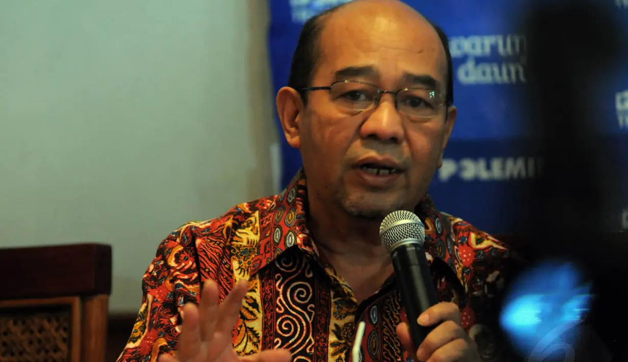 Hadir sebagai pembicara anggota Komisi VII Fraksi PDIP Effendi Simbolon, Wakil Ketua Komisi XI Fraksi Golkar Harry Azhar Aziz, Ketua DPP Demokrat Ikhsan Modjo, serta pengamat politik ekonomi Ichsanuddin Noorsy, (30/8/14). (Liputan6.com/Faisal R Syam)
