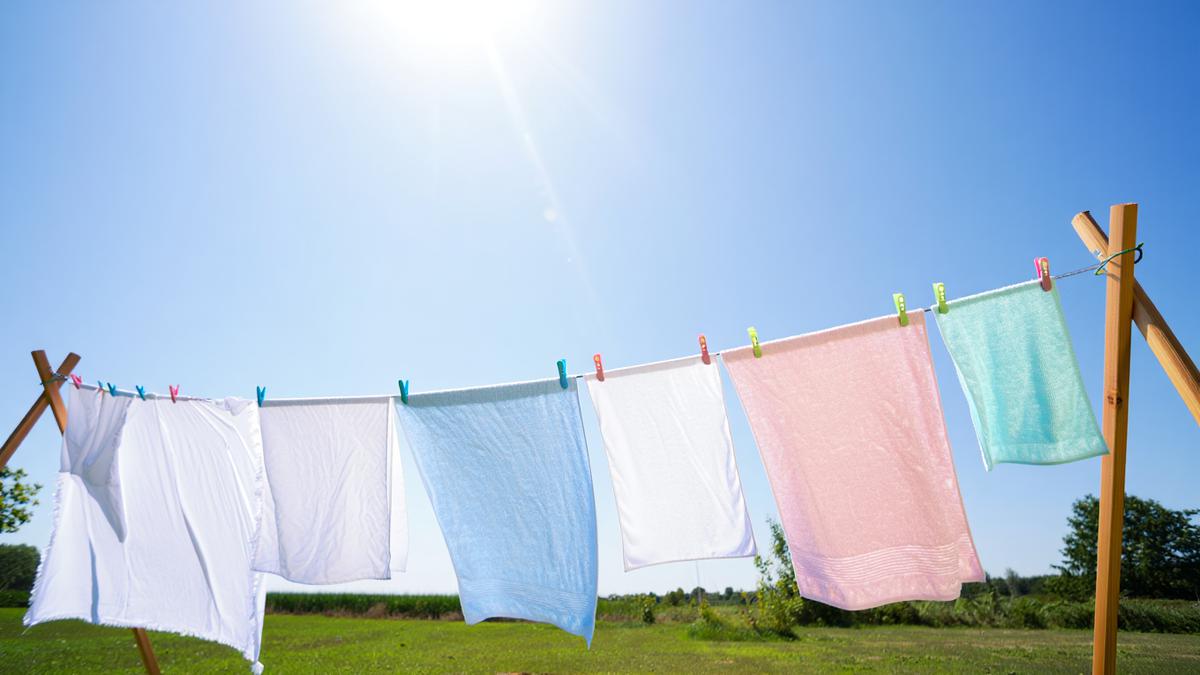 Trik Ampuh Membersihkan Noda Hitam pada Handuk