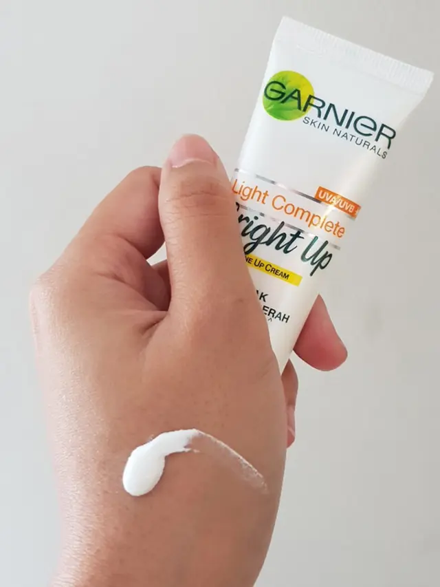 Tekstur Garnier Bright Up Tone Up Cream