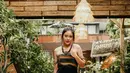 Selalu dikenal dengan gaya sporty-nya, Vania tampil lebih kalem dalam balutan kain tenun. Potretnya anggun saat berjalan pancarkan pesona gadis pribumi. (Liputan6.com/IG/@vaniavalencia8).