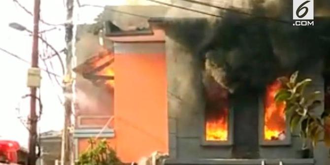 VIDEO: Sebuah Rumah Terbakar Gara-Gara Bensin Eceran