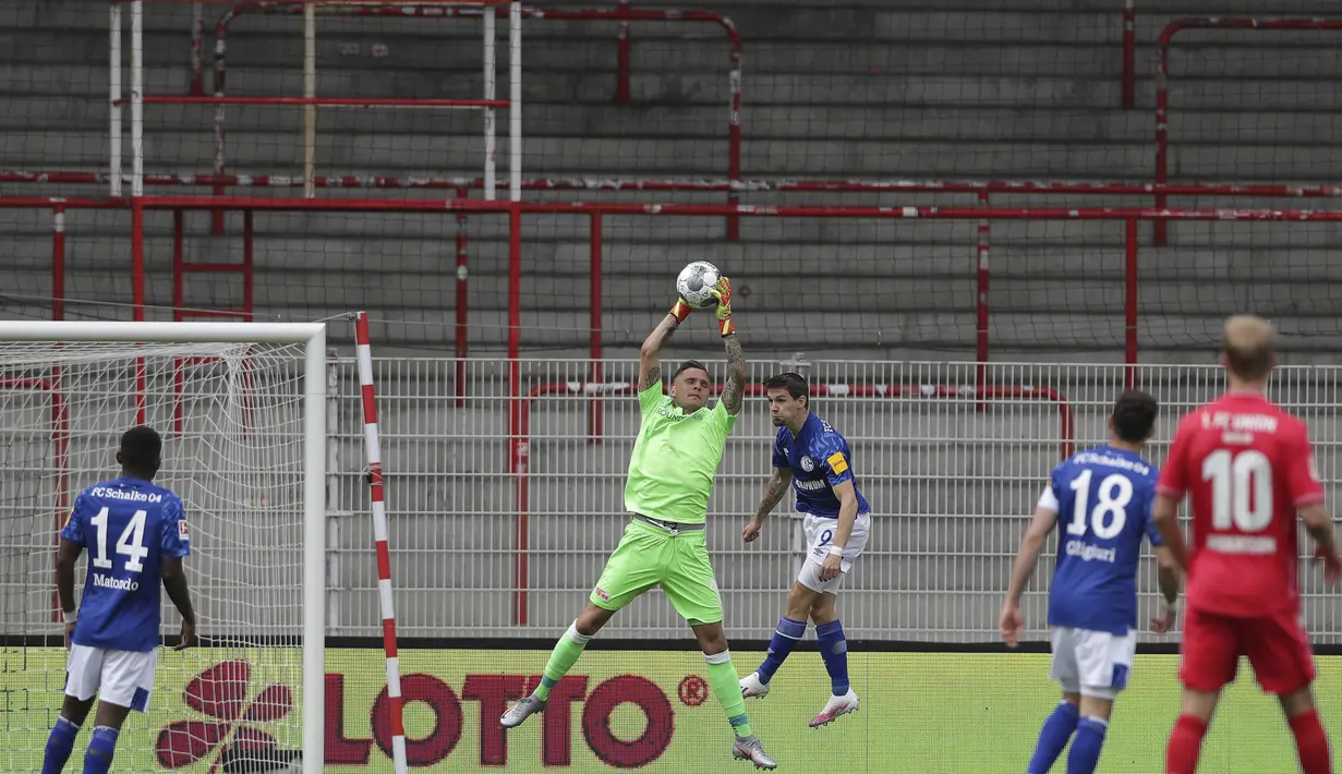 Kiper Union Berlin, Rafal Gikiewicz, menangkap bola saat melawan Schalke pada laga Bundesliga di Weserstadion Minggu (7/6/2020). Kedua tim bermain imbang 1-1. (AP/Michael Sohn)