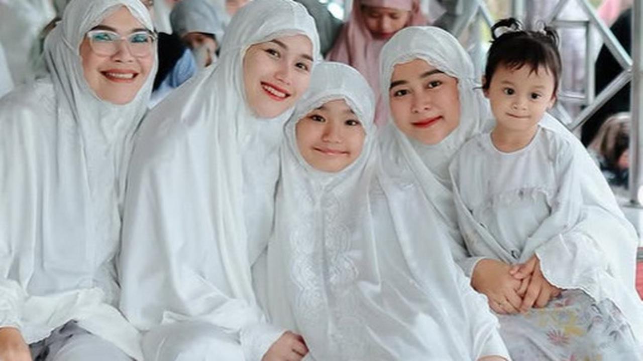 Potret Ayu Ting Ting Kompak Bareng Keluarga Rayakan Idul Adha 2025 dengan Seragam dan Kurban Sapi Limosin