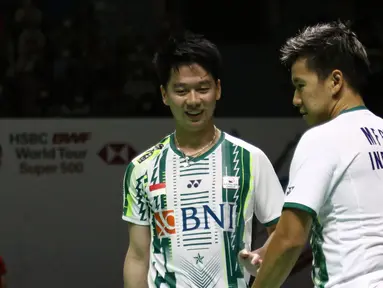 Pebulu tangkis ganda putra Indonesia, Marcus Fernaldi Gideon/Kevin Sanjaya Sukamulio saat bertanding melawan Supak Jomkoh/Kittinupong Kedren (Thailand) pada babak 16 besar Indonesia Masters 2022 di Istora Senayan, Jakarta, Kamis (9/6/2022). Kevin/Marcus unggul dan melaju ke babak berikutnya. (Liputan6.com/Helmi Fithriansyah)