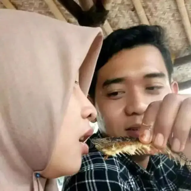 6 Potret Lucu Makan Disuapi Pacar Ini Bikin Senyum Malu
