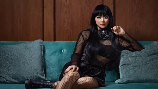 Bergaya Gothic, Aura Kasih Mirip Boneka Hidup