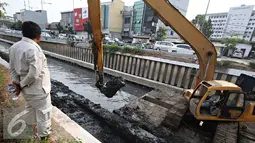 Petugas melihat kondisi  Kali Cideng, Jakarta, Senin (19/10/2015). Pemprov DKI Jakarta terus berupaya sampah yang mengendap di sejumlah sungai agar permasalahan banjir dapat segera teratasi. (Liputan6.com/Immanuel Antonius)