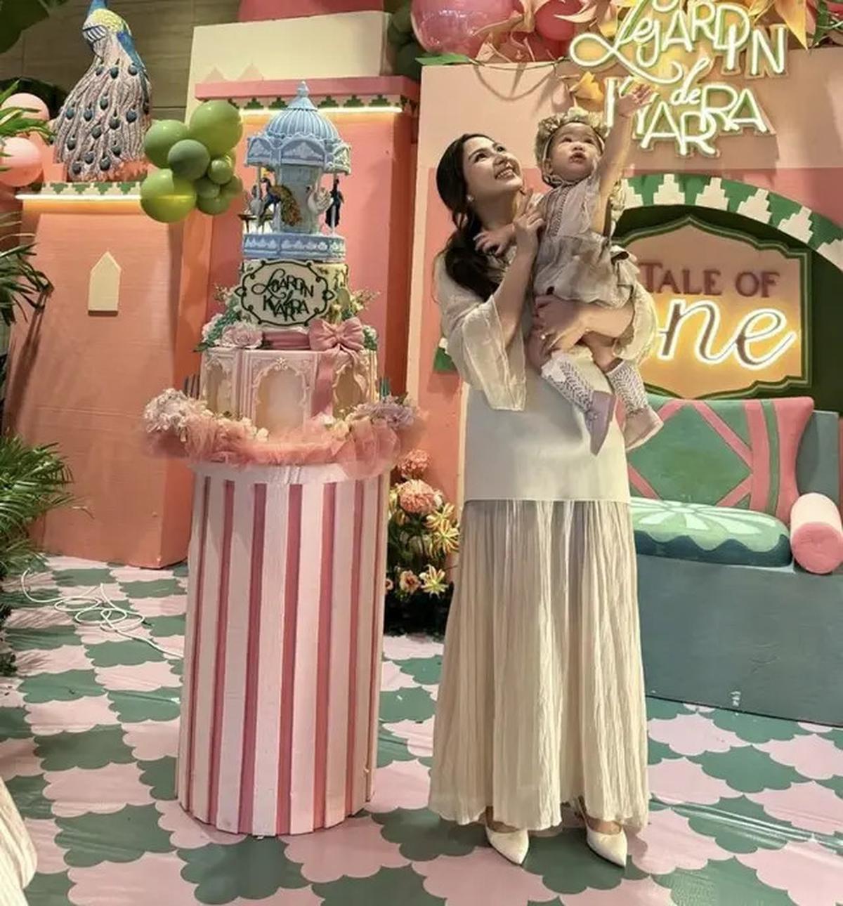 Gaya Jessica Mila Rayakan Ulang Tahun Pertama Putrinya dengan Pakaian Bernuansa Ivory Senada Bersama Suami