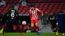 Penyerang Atletico Madrid, Joao Felix, berebut bola atas dengan gelandang Salzburg, Enock Mwepu, pada laga Liga Champions 2020/2021 di Estadio Wanda Metropolitano, Rabu (28/10/2020) dini hari WIB. Atletico Madrid menang 3-2 atas Salzburg. (AFP/Gabriel Bouys)