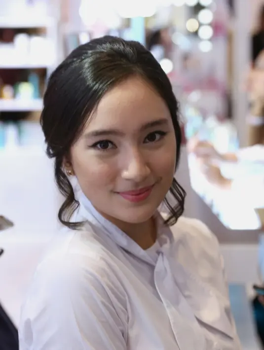 "Pengennya wedding yang kecil di mana aku ngundang teman-teman dan juga keluarga yang memang dekat. Pengennya sih kalau bisa di pulau gitu,” ucap Tatjana Saphira di kawasan Mega Kuningan, Jakarta Selatan, Jumat (16/3/2018). (Daniel Kampua/Bintang.com)