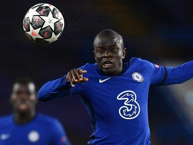 Chelsea baru saja melepas salah satu gelandang andalannya, N'Golo Kante menjelang musim 2023/2024 bergulir. Ia dilepas dengan status bebas transfer ke salah satu klub raksasa di Liga Arab Saudi, Al Ittihad. Dalam sejarah klub, ternyata N'Golo Kante bukanlah satu-satunya gelandang andalan Chelsea yang akhirnya dilepas secara gratis setelah lebih dari tiga musim memperkuat The Blues. Termasuk N'Golo Kante, ini dia 5 gelandang top Chelsea yang dilepas gratis ke klub lain. (AFP/Ben Stansall)