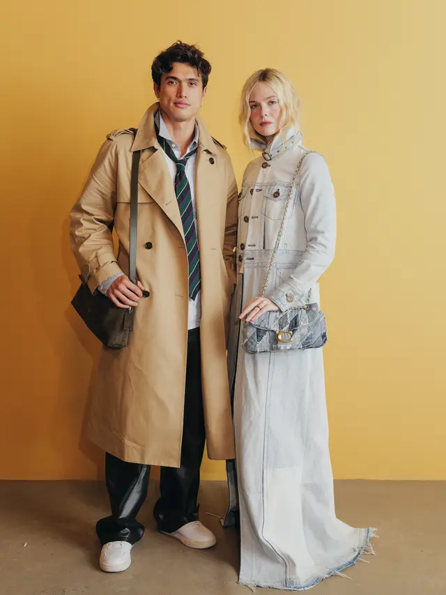 Denim Never Dies, Gaya Unik Elle Fanning Pakai Denim on Denim di Coach Show NYFW