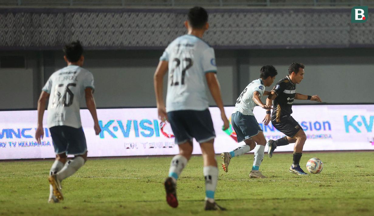 Pemain Dewa United, Egy Maulana Vikri, berusaha melewati pemain Persita Tangerang pada laga BRI Liga 1 di Stadion Indomilk Arena, Tangerang, Kamis (27/3/2024). (Bola.com/M Iqbal Ichsan)
