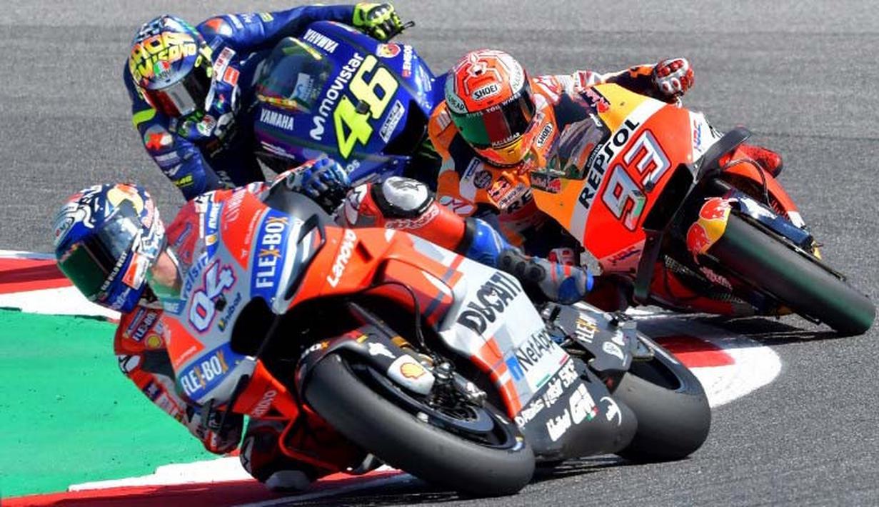 Pebalap Andrea Dovizioso, Marc Marquez dan Valentino Rossi saat sesi kualifikasi MotoGP San Marino di Sirkuit Marco Simoncelli, Minggu (9/9/2018). Lorenzo menjadi yang tercepat dengan catatan waktu 1 menit 31,629 detik. (AFP/Tiziana Fabi)