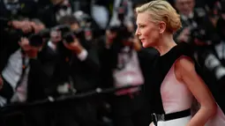 Aktris peraih Academy Award berusia 54 tahun itu membawa pesona Hollywood-nya ke Prancis dalam balutan gaun Louis Vuitton hitam-putih, dengan jubah menjuntai di belakangnya. (AP Photo/Daniel Cole)