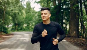 Ilustrasi kaos lari pria terbaik. (c) prostooleh/Freepik