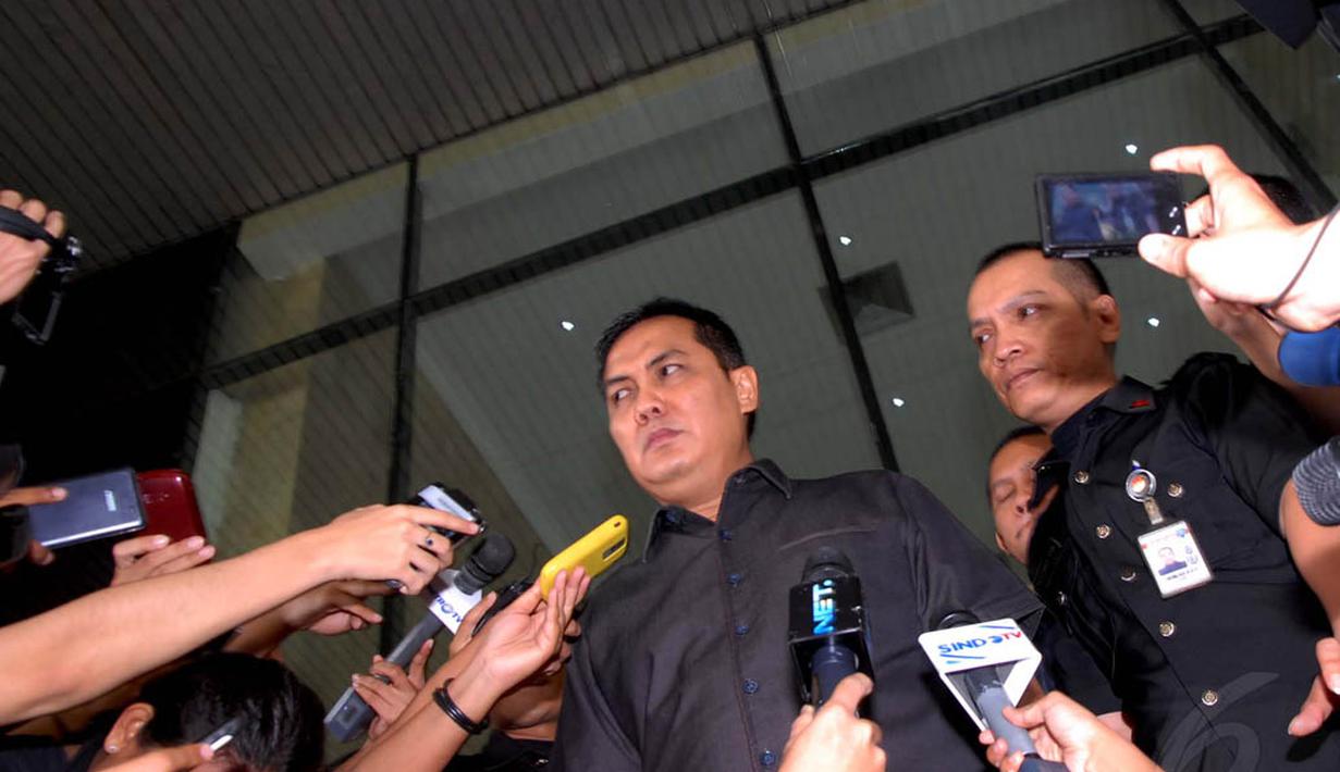 Saat tiba di Gedung KPK, Menteri Pembangunan Daerah Tertinggal (PDT) Helmy Faishal, menolak berkomentar banyak terkait pemeriksaannya. (16/7/14) (Liputan6.com/Miftahul Hayat)