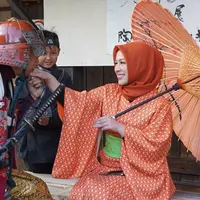 Pada liburan tahun ini, komedian Denny Cagur mengajak istri serta anaknya berlibur ke Jepang. Beberapa tempat dan destinasi wisata yang ada di Jepang di sambangi bersama keluarganya. (Instagram/shantydenny)