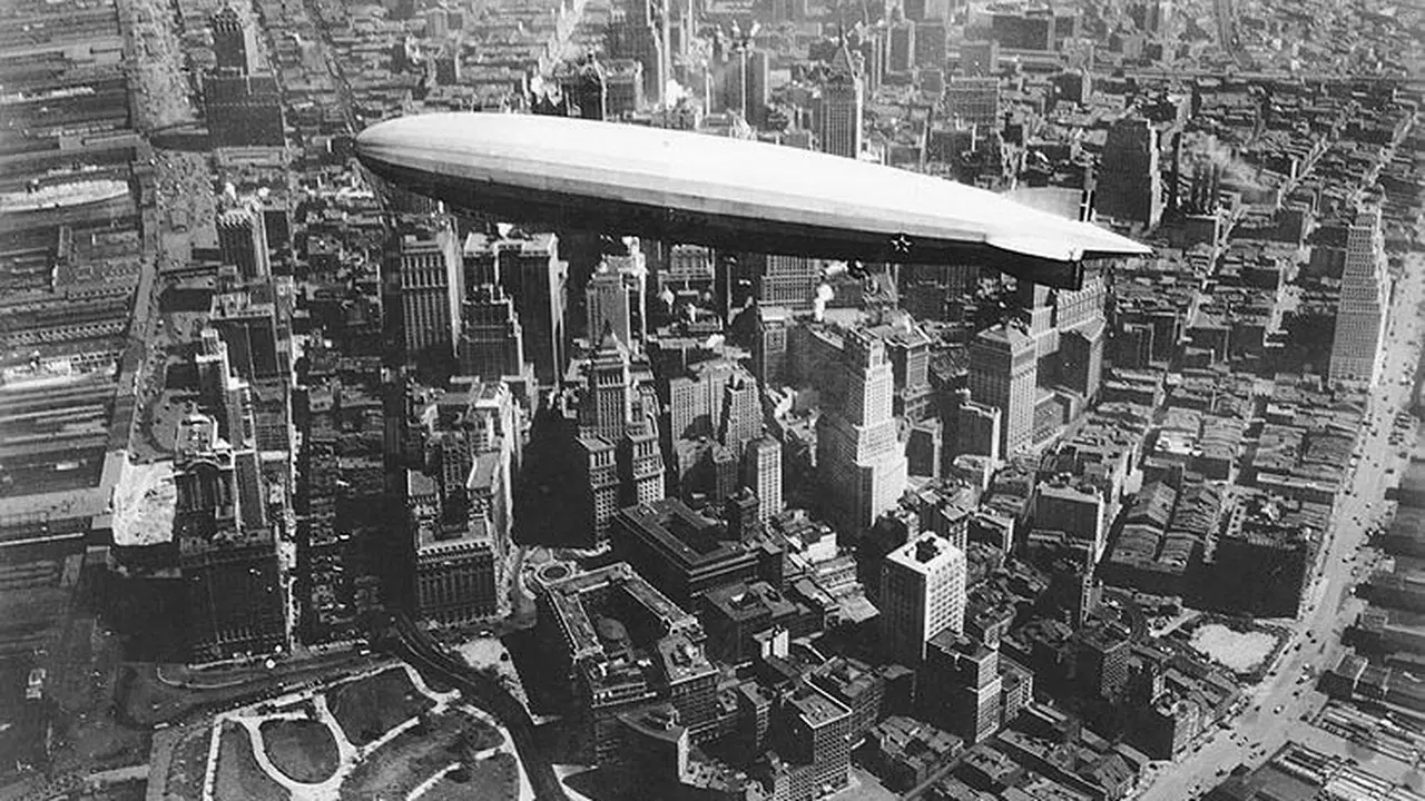 Kapal udara USS Los Angeles terbang di atas Manhattan