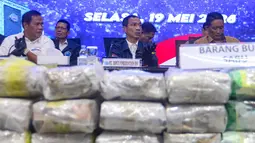Pelaksana Tugas Deputi Bidang Pemberantasan Badan Narkotika Nasional (BNN), Roy Hardi Siahaan (tengah depan) saat memaparkan hasil Operasi Saber Bersinar 2026 di Kantor BNN RI, Jakarta, Selasa (19/5/2026). (merdeka.com/Arie Basuki)