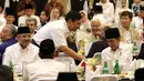 Menko Maritim Luhut Binsar Panjaitan bersalaman dengan Presiden Joko Widodo saat menghadiri undangan buka puasa bersama di Jakarta, Rabu (14/5/2019). Acara buka puasa tersebut dihadiri sejumlah tokoh-tokoh dan petinggi partai politik. (Liputan6.com/Johan Tallo)