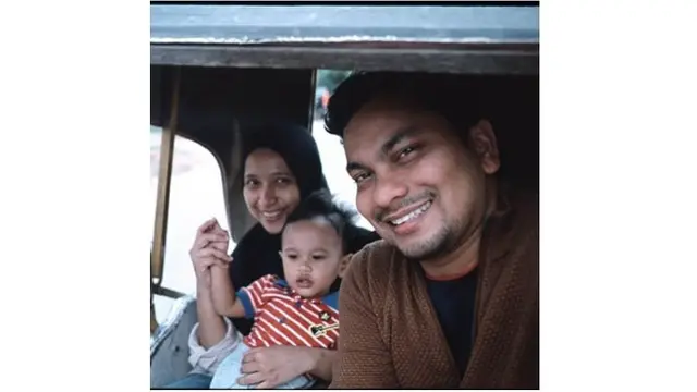 Musisi sekaligus dokter ini juga kerap mengajak keluarga kecilnya untuk berjalan-jalan.