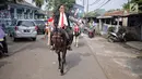 Motivator Tung Desem Waringin mempromosikan buku terbarunya berjudul 'Life Revolution' dengan berkuda di Jakarta, Kamis (7/6). Buku ini diharapkan bisa memperkaya kurikulum yang ada pada system pendidikan yang sekarang. (Liputan6.com/Faizal Fanani)