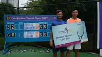 Pasangan Indonesia, Justin Barki/Christopher Rungkat, menjadi juara nomor ganda ajang Combiphar Tennis Open 2017 pekan ketiga di Jakarta, Sabtu (25/2/2017). (Pelti/Dwi Ari Setyadi)