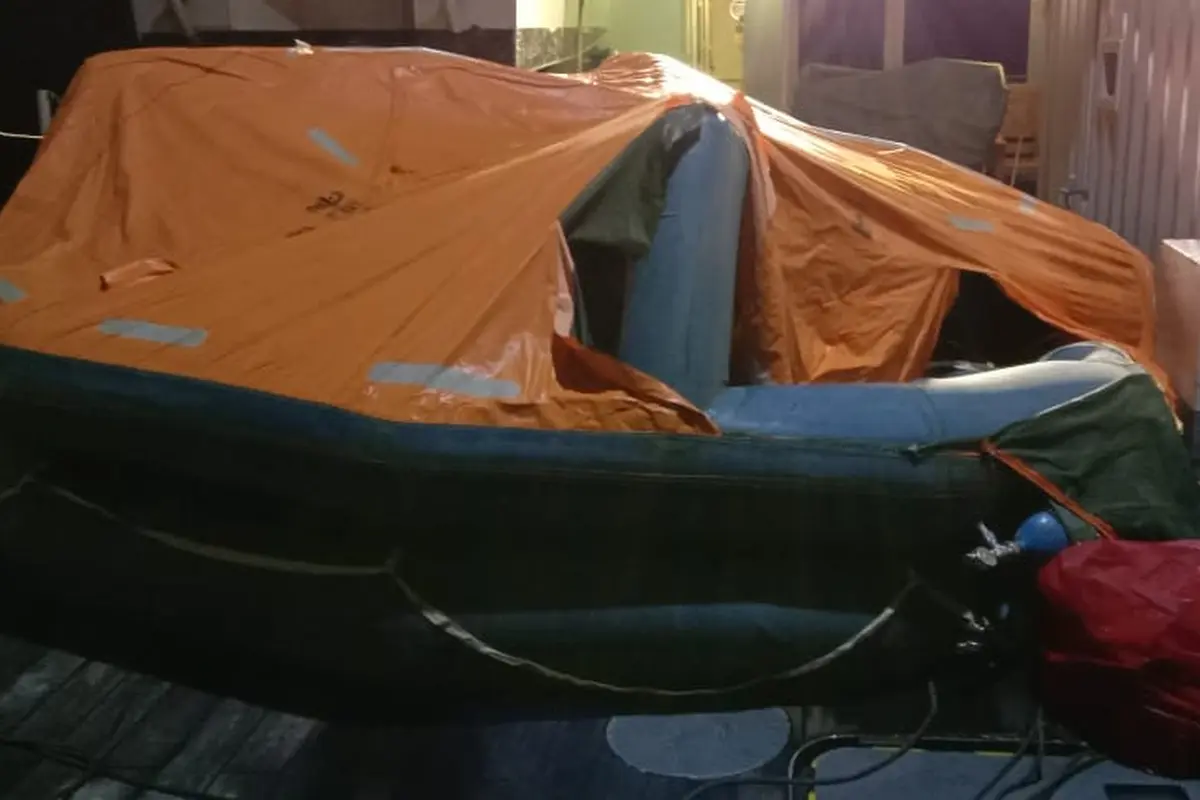 KRI Rigel-933 menemukan Life Raft KMP Yunicee