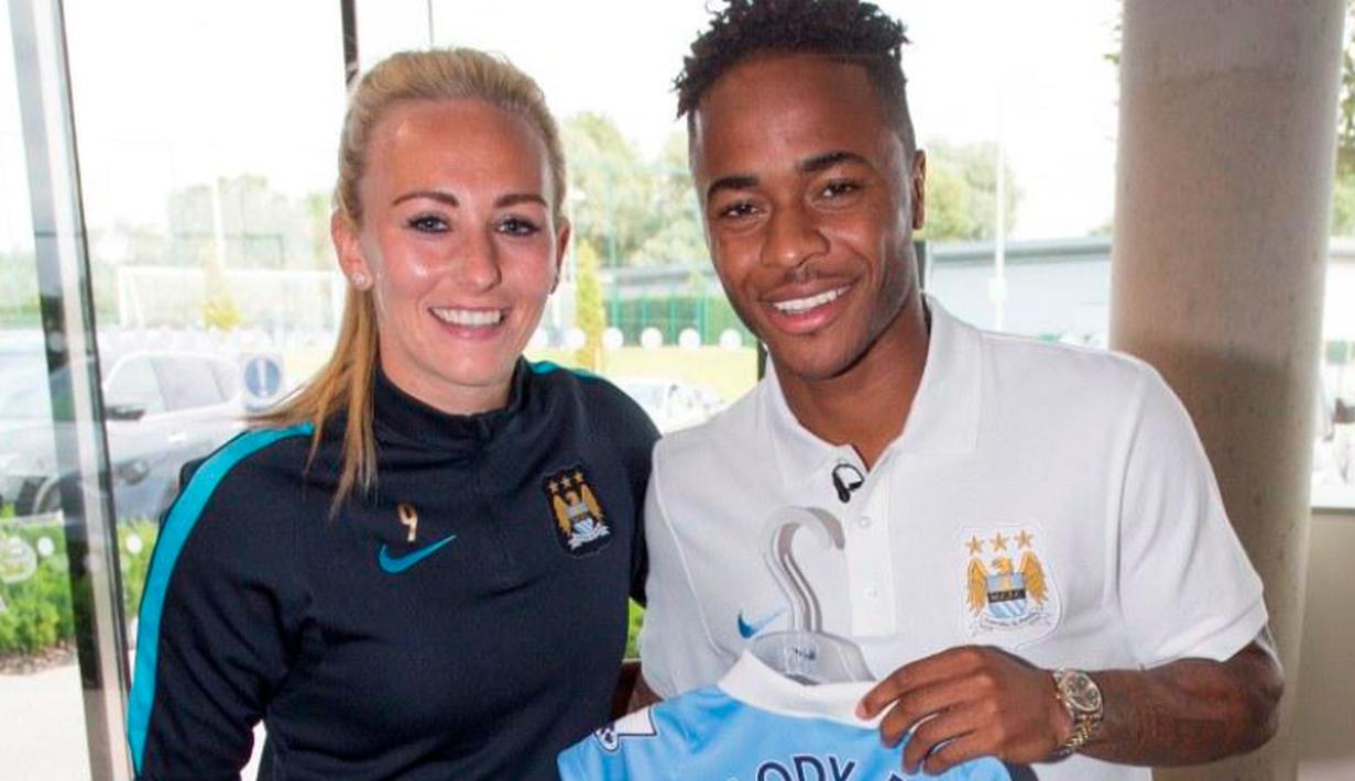 Raheem Sterling berpose dengan pemain putri Manchester City, Toni Duggan. (Twitter.com)