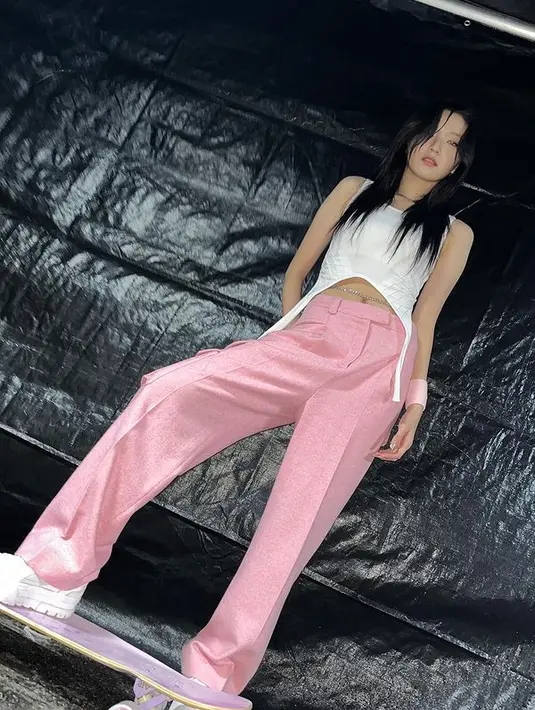 Perempuan berzodiak Scorpio ini, memiliki tubuh yang jenjang dengan tinggi badan 171 cm. (FOTO: instagram.com/_weeekly/)