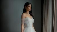 Sabrina Chairunnisa dalam gaun rancangan Hian Tjen untuk acara resepsi pernikahan. (dok. instagram @hiantjen/https://www.instagram.com/p/CeeB_Favla0/?igshid=YmMyMTA2M2Y=/Natalia Adinda)