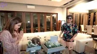 Aurel Hermansyah Buka Seserahan dari Atta Halilintar. foto: Youtube 'Aurelie Hermansyah'