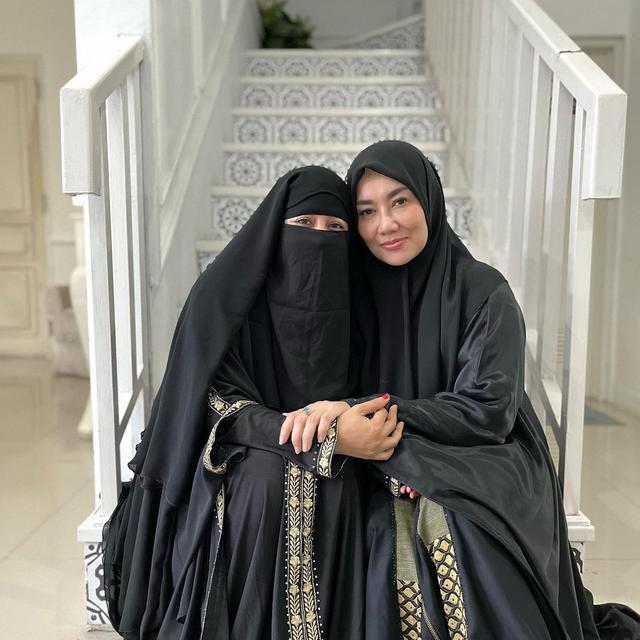 Reza Artamevia memimpin pembacaan doa sholawat Nabi Muhammad SAW di pengajian Umi Pipik (https://www.instagram.com/p/CZHdGwMvNDp/)