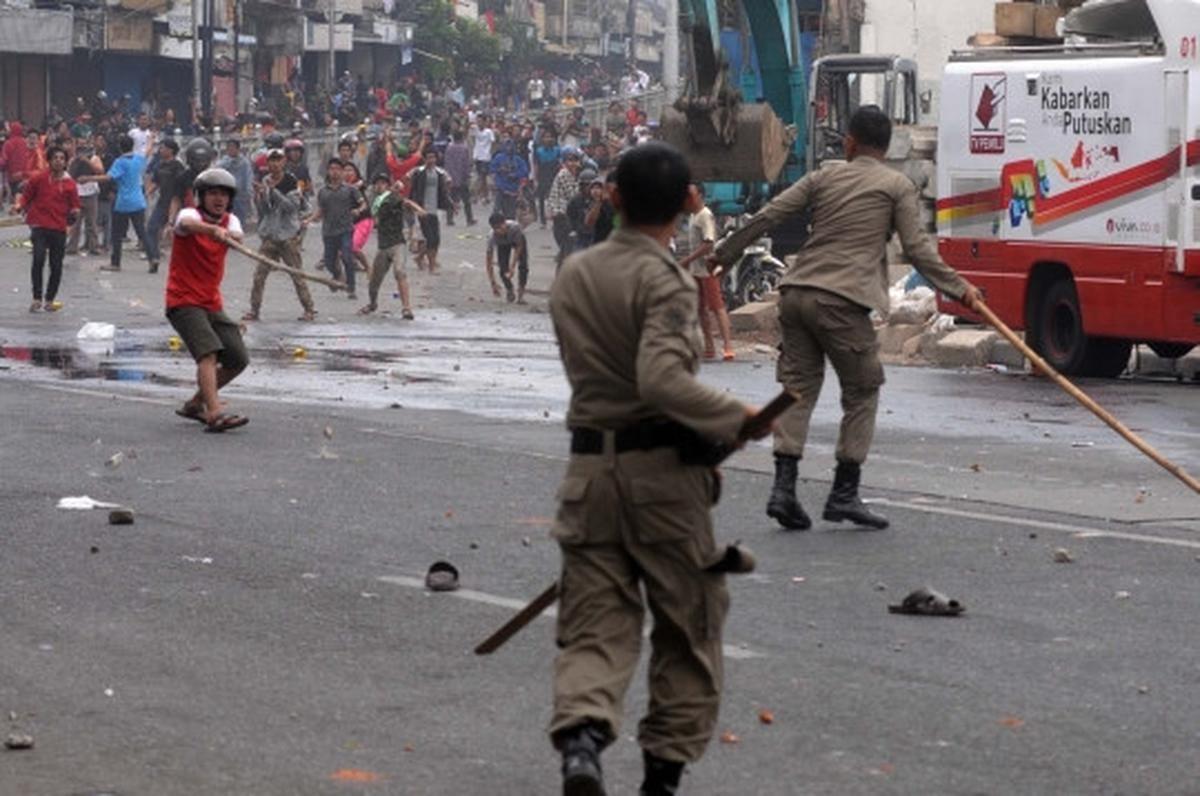 Amukan ratusan warga Kampung Pulo lawan Satpol PP dan polisi