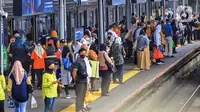 Penumpang menunggu keberangkatan di Stasiun Tanah Abang, Jakarta, Rabu (17/1/2023). Sepanjang Januari 2023 total pengguna KRL Commuterline Jabodetabek pada weekday adalah sebanyak 7.952.574 orang dengan rata-rata 795.257 orang per hari.  (Liputan6.com/Angga Yuniar)