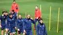 Sejumlah pemain Sevilla melakukan pemanasan saat mengikuti sesi latihan di Ciudad Deportiva, Spanyol (2/4). Sevilla akan bertanding pada leg pertama babak perempatfinal melawan wakil Jerman, Bayern Munchen. (AFP Photo/Cristina Quicler)