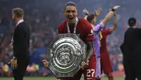 Pemain Liverpool, Darwin Nunez merayakan kemenangan timnya sambil membawa trofi Community Shield 2022/2023 usai mengalahkan Manchester City 3-1 di King Power Stadium, Sabtu (30/07/2022). (AP/Leila Coker)