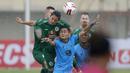 Pemain PSS Sleman, Kim Jeffrey Kurniawan (kiri) berduel udara dengan pemain Persela Lamongan dalam laga matchday ke-2 Grup C Piala Menpora 2021 di Stadion Si Jalak Harupat, Bandung, Minggu (28/3/2021). (Bola.com/M Iqbal Ichsan)