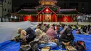 Umat Muslim menikmati sajian berbuka puasa saat bulan suci Ramadan di Masjid Muhammad Cheng Hoo, Surabaya pada Kamis 6 Maret 2025. (Juni KRISWANTO/AFP)