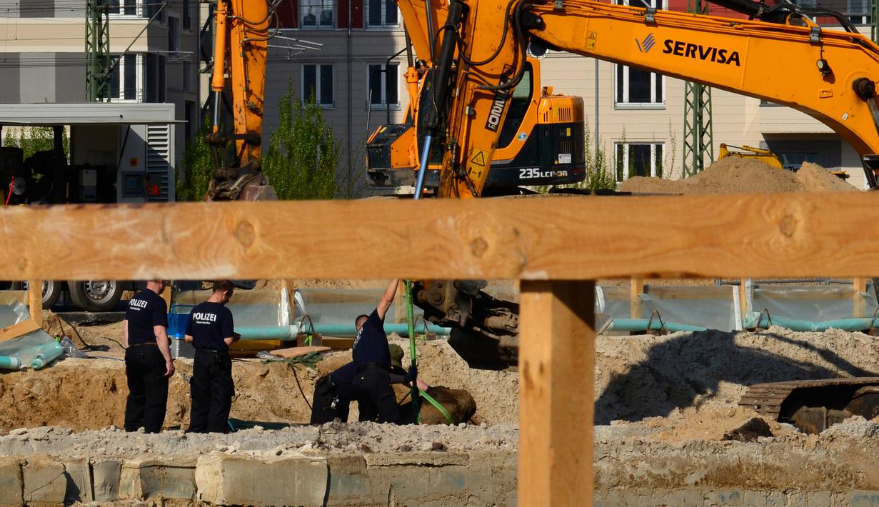 Suasana saat para ahli bekerja untuk memindahkan bom perang dunia II di Berlin, Jerman, Jumat (20/4). Polisi Berlin terpaksa mengevakuasi ribuan orang saat memindahkan bom. (dpa via AP)