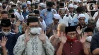 Umat muslim saat menunaikan sholat Idul Fitri 1443 Hijriah di kawasan Jatinegara, Jakarta Timur, Senin (2/5/2022). Setelah sempat ditiadakan selama dua tahun akibat pandemi Covid-19, Simpang Jatinegara kembali digunakan warga untuk menggelar salat Idul Fitri. (merdeka.com/Iqbal S. Nugroho)