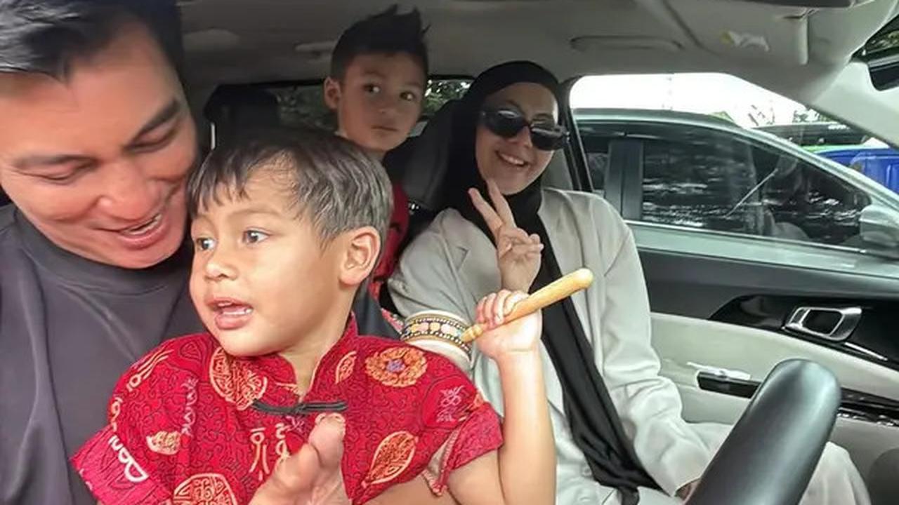 Masih Proses Cerai, Ini 6 Potret Baim Wong dan Paula Kompak Urus Anak di Hari Imlek
