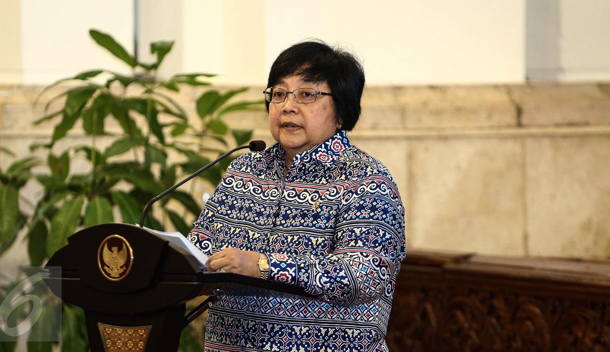 Menteri LHK, Siti Nurbaya memberikan sambutan saat menghadiri pencanangan pengakuan hutan adat di Istana Negara, Jakarta, Jumat (30/12). Pencanangan dilakukan untuk menunjukan kebhinekaan bangsa Indonesia. (Liputan6.com/Faizal Fanani)