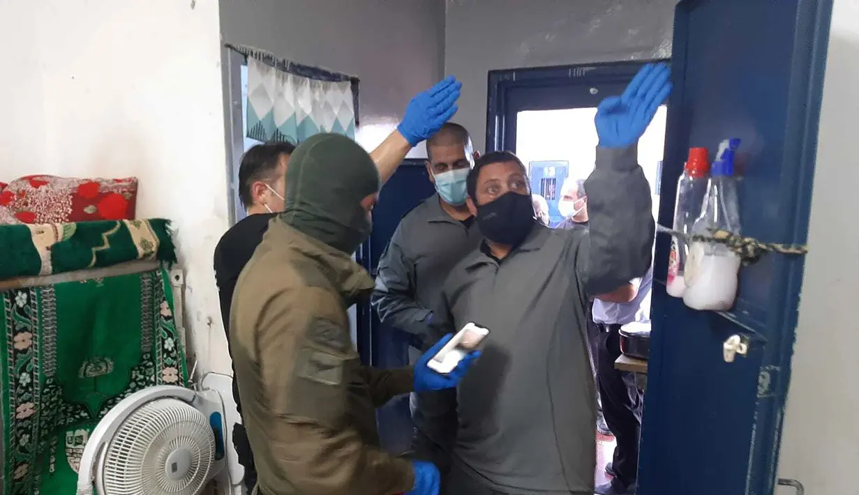 Personel keamanan Israel memeriksa sel setelah enam warga Palestina melarikan diri melalui terowongan penjara Gilboa di Israel utara, Senin (6/9/2021). Para tahanan melarikan diri lewat terowongan yang digali di bawah wastafel. (Israeli Prisons Service via AP)