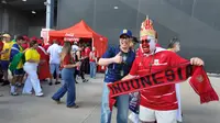 Mario Sonatha, suporter Timnas Indonesia hadir langsung di Metlife Stadium untuk menyaksikan laga Brasil vs Maroko di Metlife Stadium, Minggu (14/6/2026) dini hari WIB. Mario datang komplet dengan jersey dan topi tokoh wayang Kresna. (Bola.com/Hery Kurniawan)