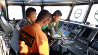 Personel Basarnas Palu dan TNI dari Lanal Palu saat mencari KM Tanjung Indah dan ABK-nya yang dilaporkan tenggelam di Perairan Donggala, Jumat (25/9/2020). (Foto: Basarnas Palu).