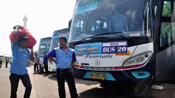  Sebanyak 92 unit bus disiapkan untuk mengangkut para pemudik ke 9 kota tujuan yaitu Tasikmalaya, Kebumen, Cilacap, Purwokerto, Yogyakarta, Solo, Wonogiri, Wonosobo dan Magelang. (Liputan6.com/Faizal Fanani)