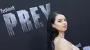 Amber Midthunder berpose saat menghadiri pemutaran film Prey di Regency Village Theatre di Los Angeles, California (2/8/2022). Midthunder tampil dengan rambut ravennya yang mengilap dibelah di samping, dan ditata lurus untuk malam itu, dengan lembut jatuh ke punggungnya. (MICHAEL TRAN / AFP)